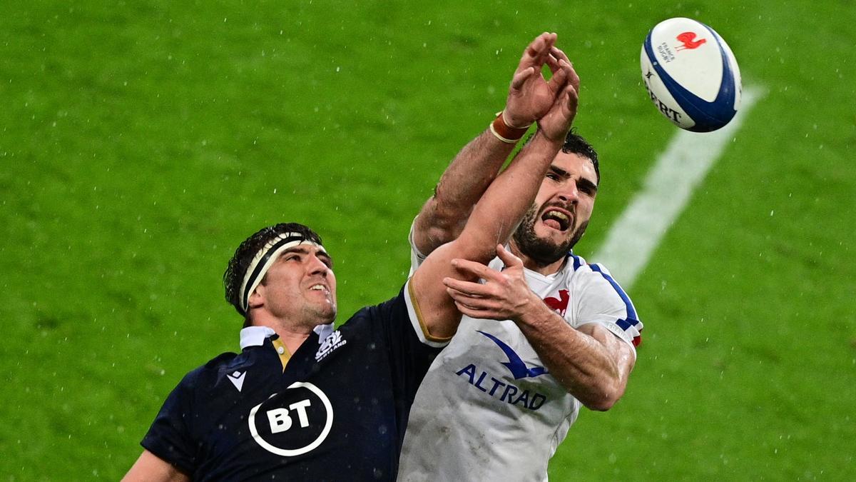 Pugna por un balón durante el Francia-Escocia del Seis Naciones de rugby de 2021.