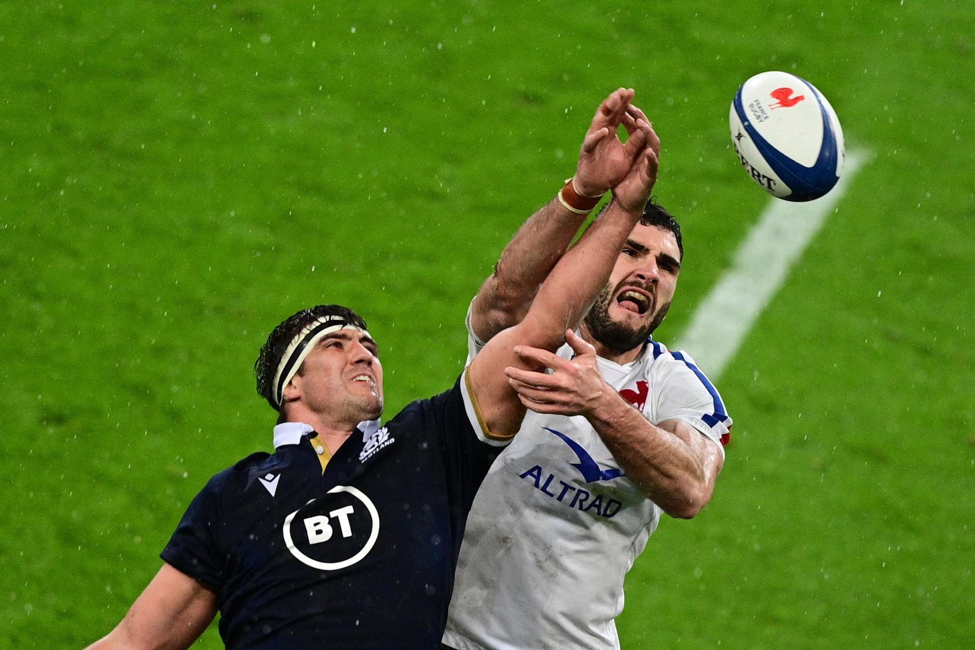 Pugna por un balón durante el Francia-Escocia del Seis Naciones de rugby de 2021.