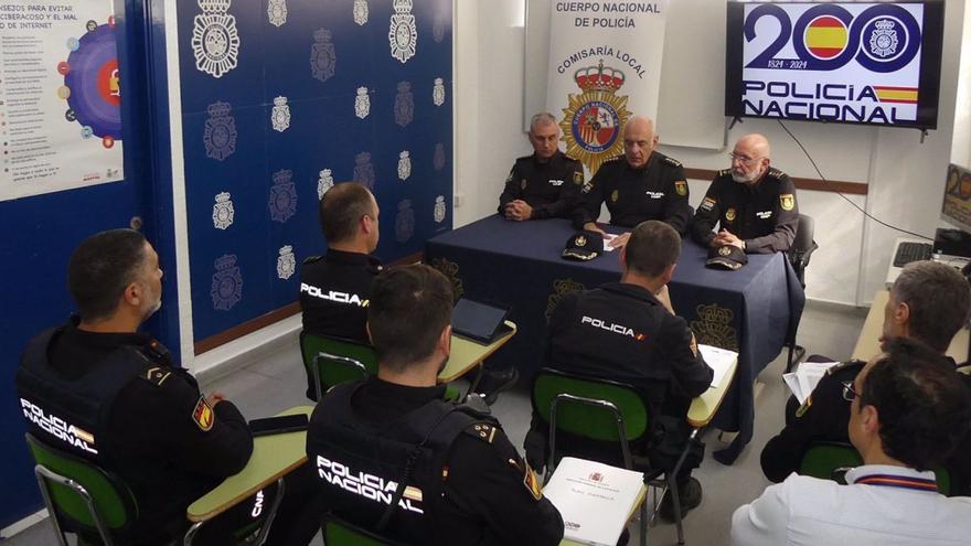 Agentes de la Policía Nacional en la Comisaría de Marbella.