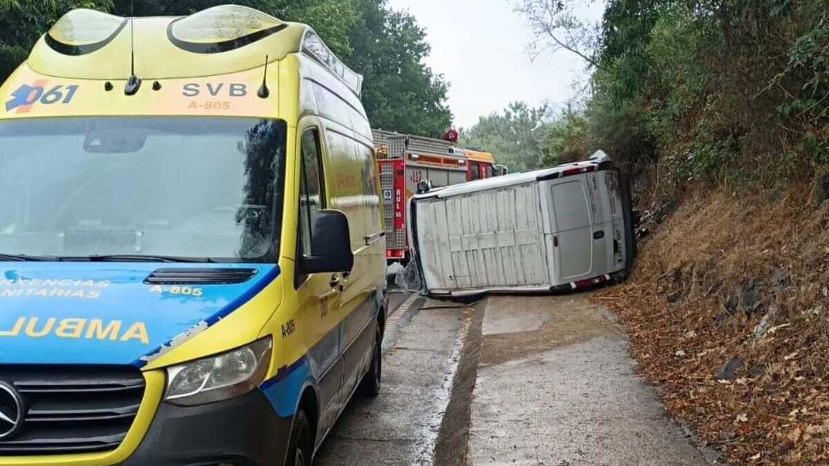 La fuegoneta volcada en Oroso en la mañana de este martes