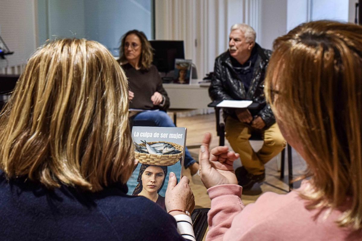 Dos mujeres observan la portada del libro.