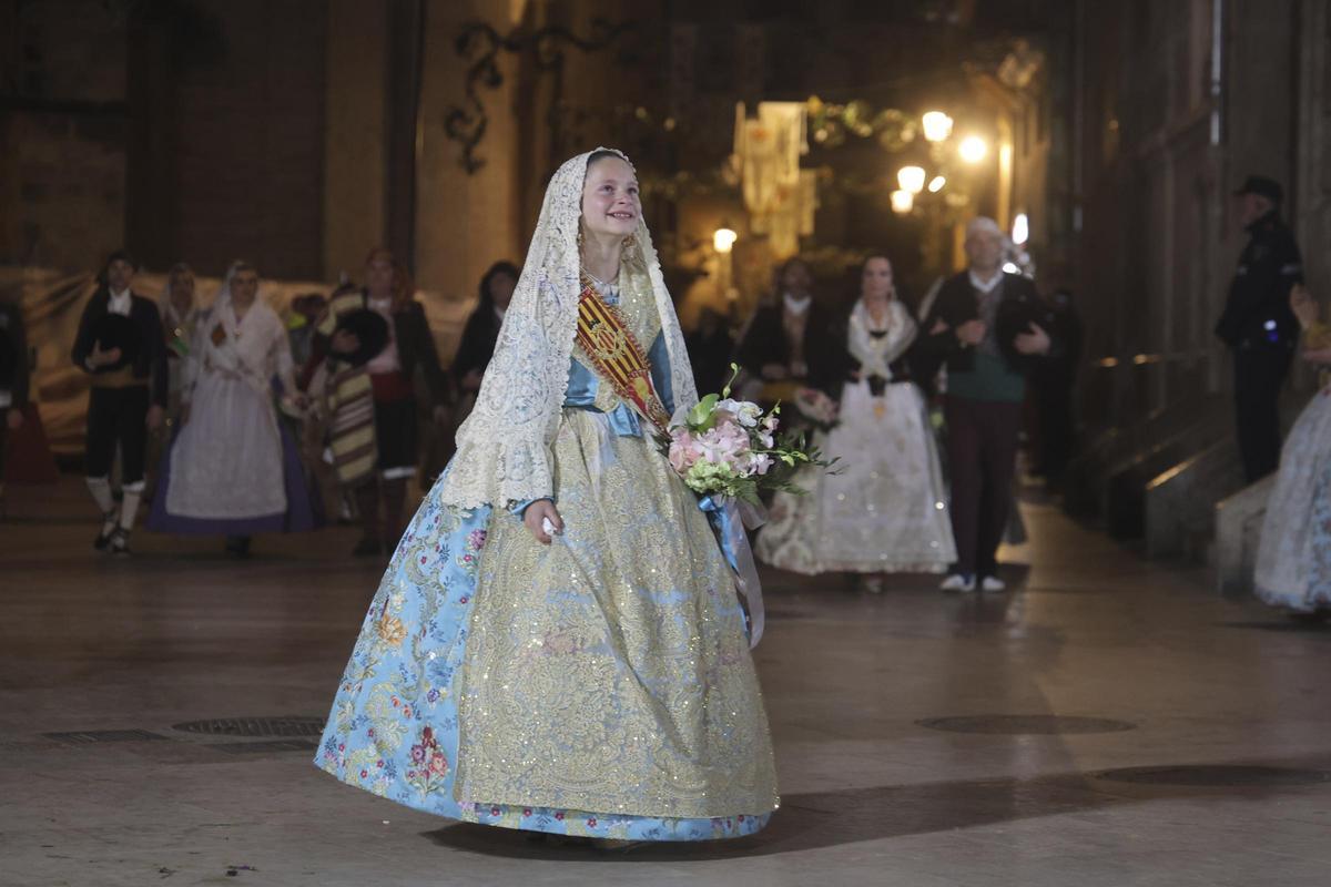 La emoción de Marta Mercader ante la Virgen cierra el primer día de la Ofrenda La emoción de Marta Mercader ante la Virgen cierra el primer día de la Ofrenda