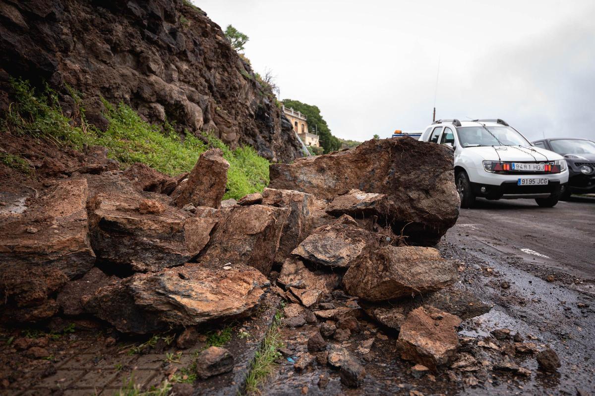 Despredimiento de piedras sobre dos vehículos estacionados en el barrio de Los Lavaderos, en Santa Cruz.
