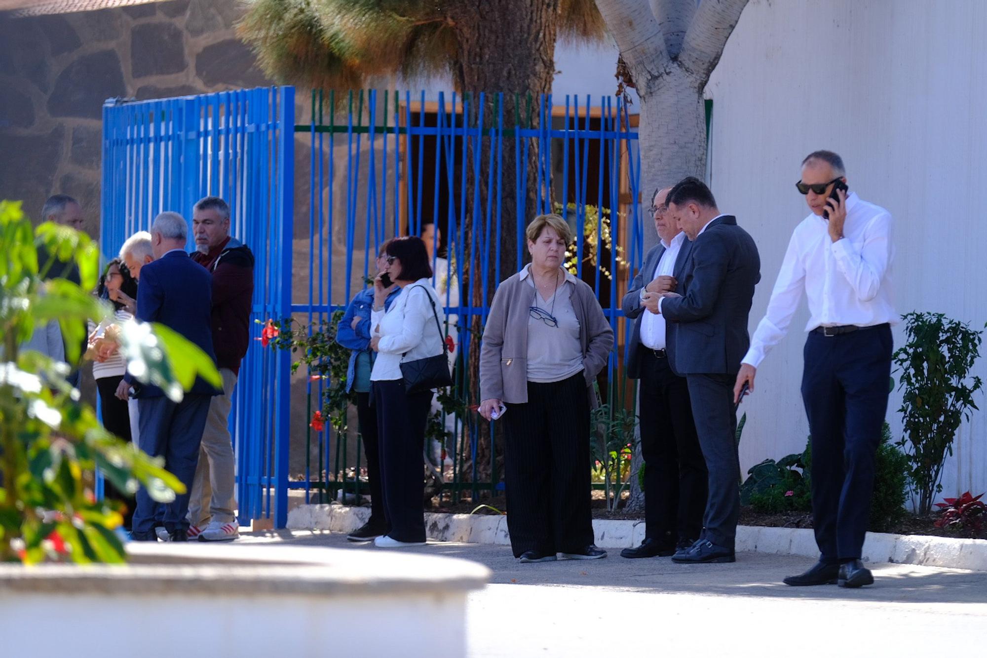 Minuto de silencio y último adiós a la mujer asesinada en La Aldea