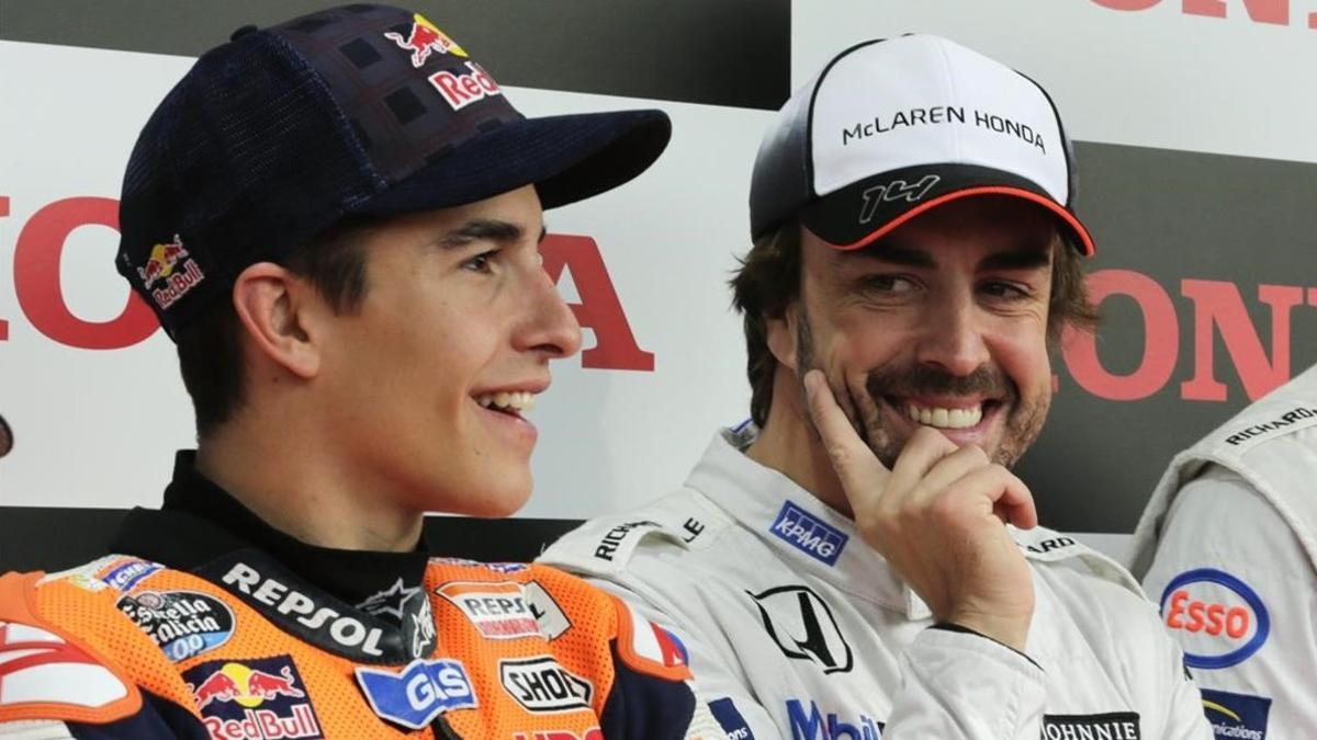 Fernando Alonso, junto a Marc Márquez, en Motegi (Japón).