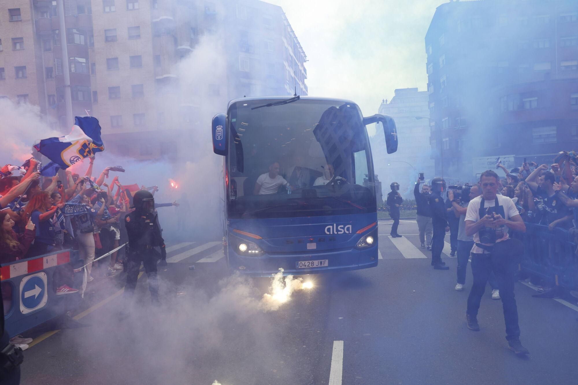EN IMÁGENES: Espectacular recibimiento de la afición del Oviedo a su equipo antes de la vuelta por el ascenso contra el Almería