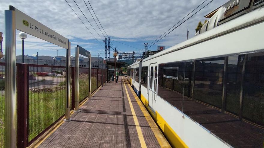 El tren de la línea Gijón-Laviana en la estación de El Berrón. | D. O.