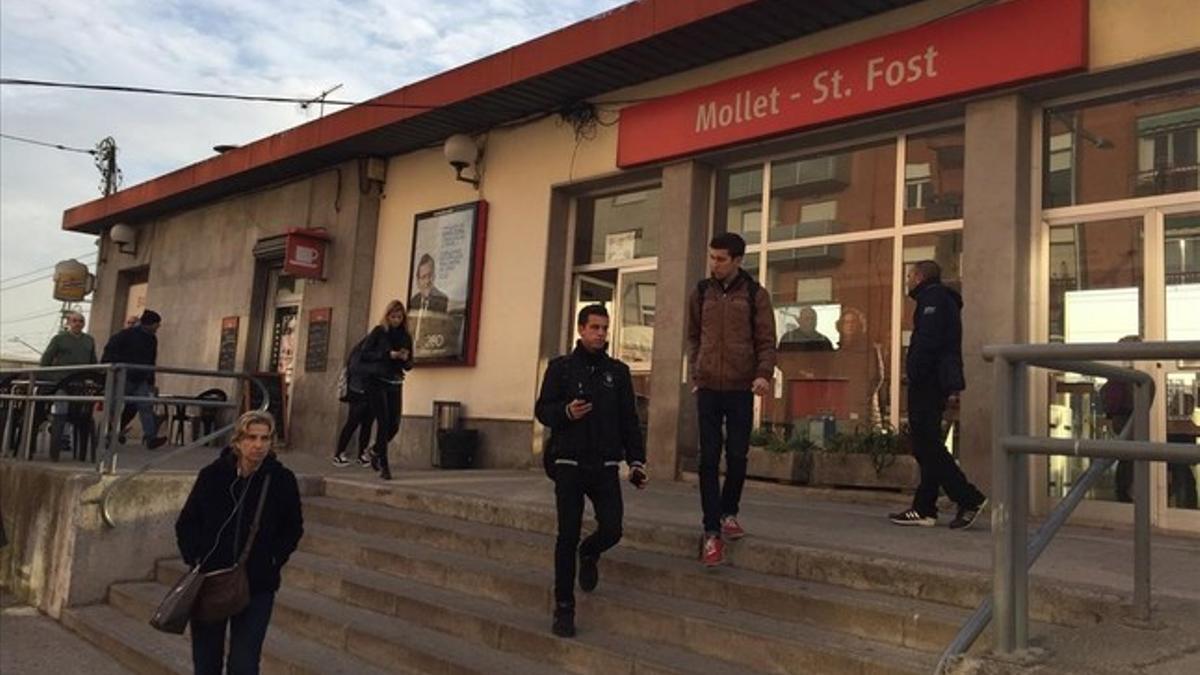 Varios usuarios salen de la estación de Renfe de Mollet Sant Fost.