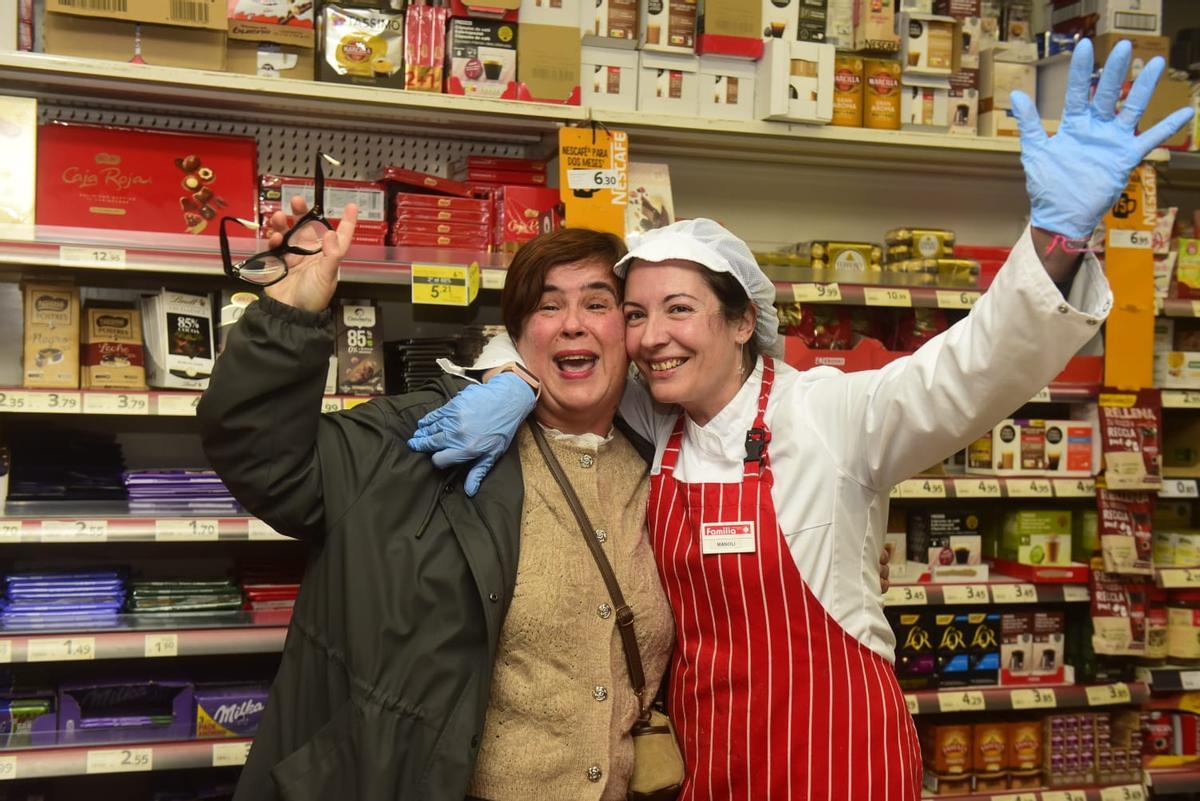 Trabajadoras del supermercado Familia de la calle Alcalde Lens, en A Coruña, celebran que les ha tocado el tercer premio del sorteo de Lotería de Navidad.