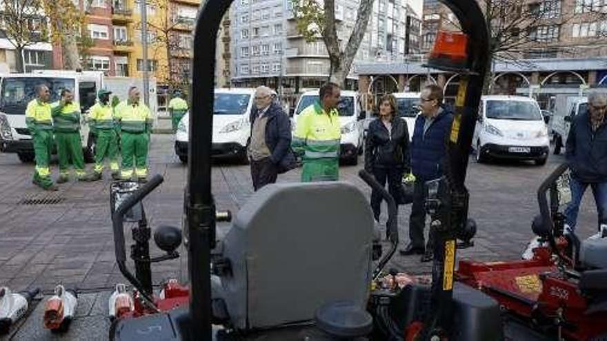 Los nuevos vehículos de Urbaser, en Las Meanas.