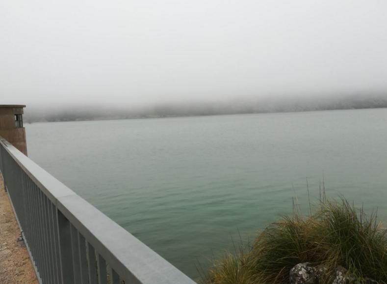 Nach dem Gorg Blau läuft inzwischen auch der Stausee Cúber über.