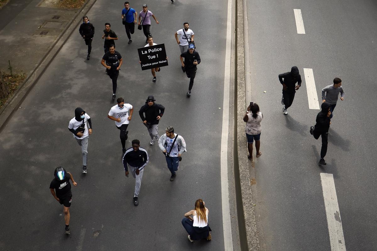 Mounia, la madre de Nahel encabeza una marcha blanca en Nanterre. La familia del joven fallecido ha convocado una marcha blanca en su memoria.