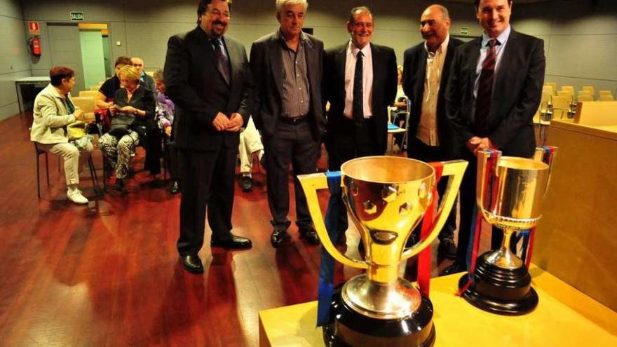 Los trofeos de campeón de Liga y de Copa del Rey presidieron la charla en el Auditorio. // Iñaki Abella