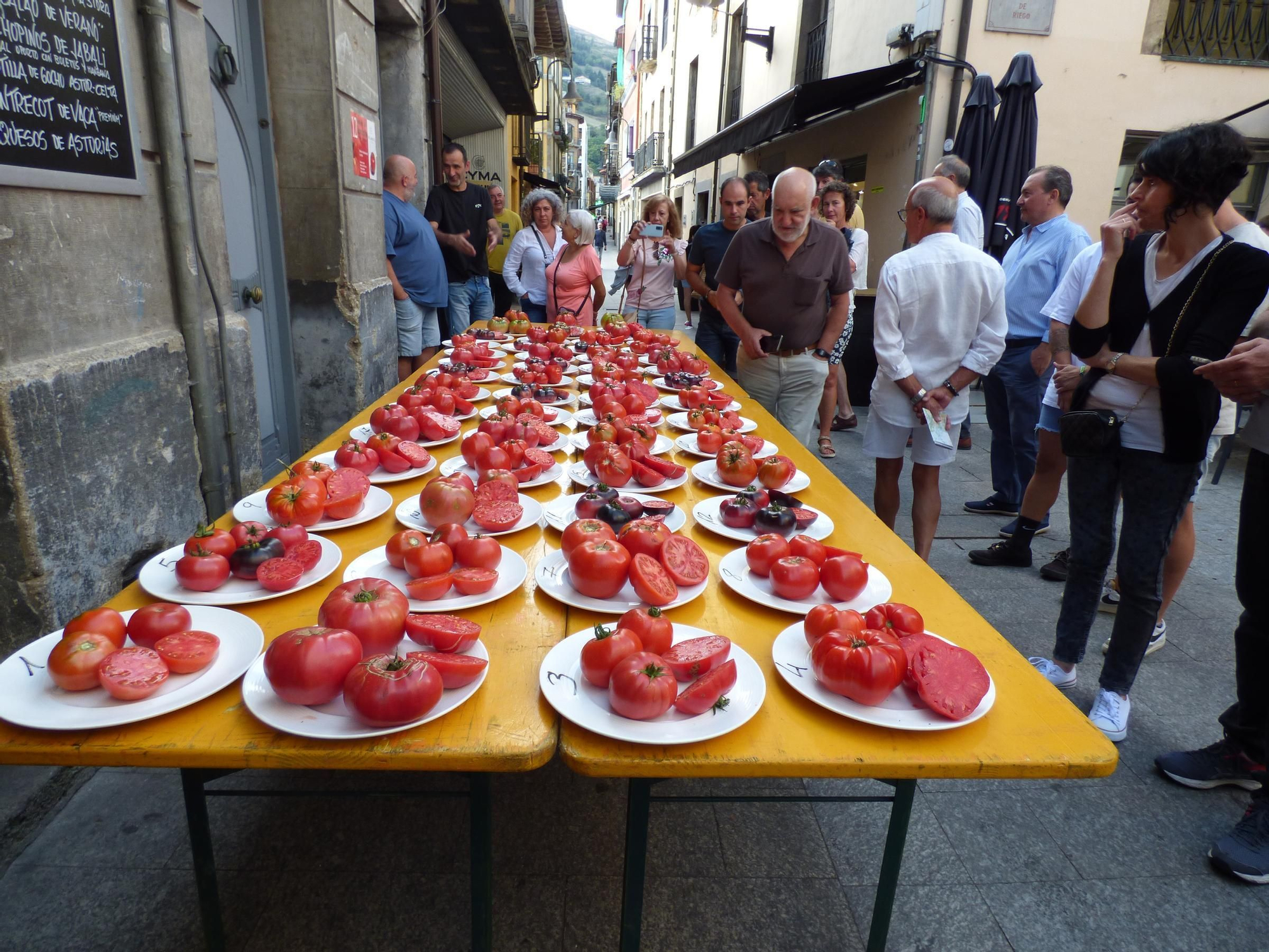 Así fue la elección del mejor tomate de Cangas del Narcea