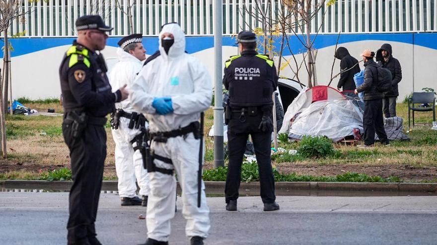 Barcelona desaloja parcialmente en la Zona Franca el campamento de personas sin hogar más grande de la ciudad