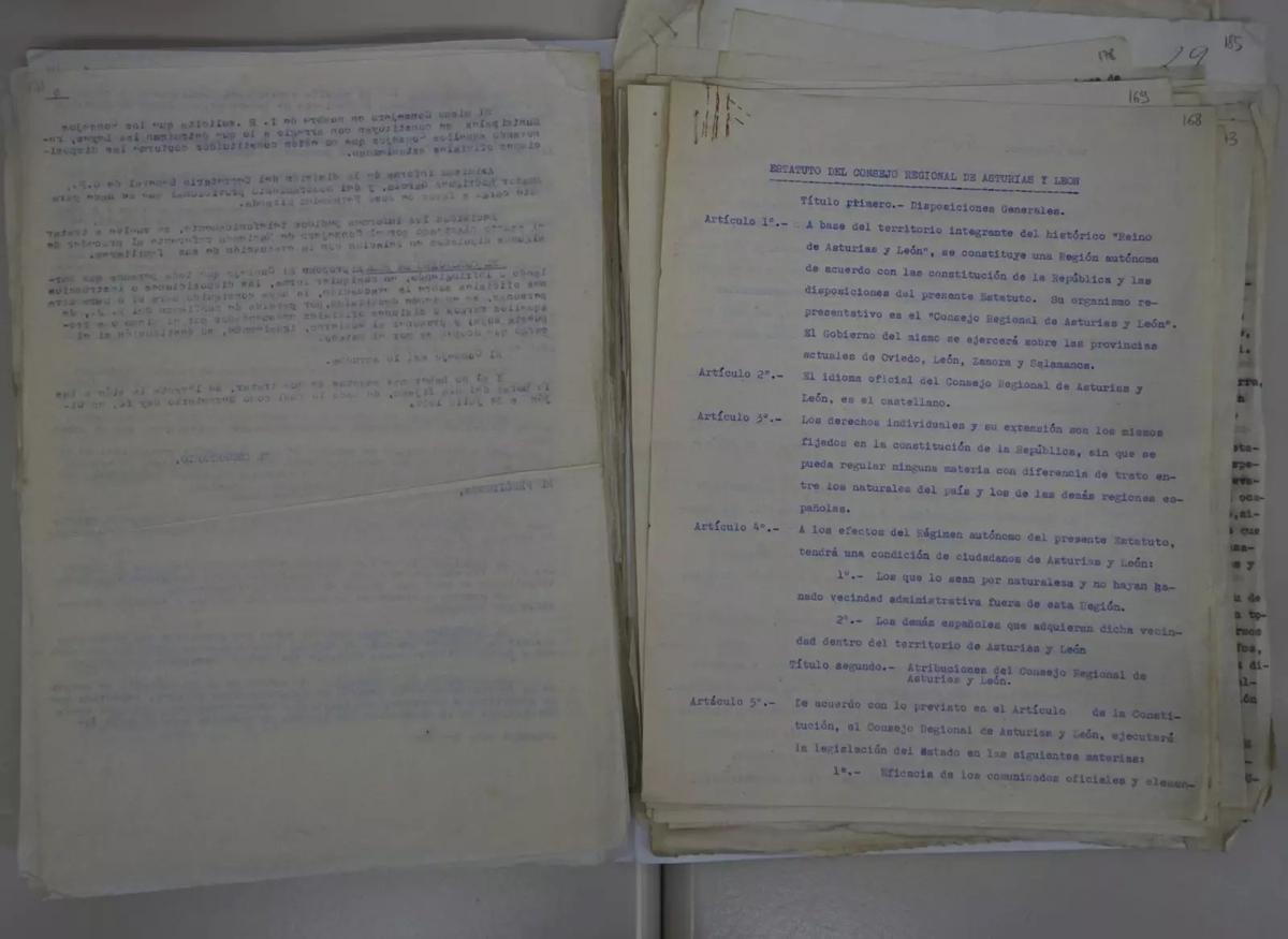 Dos páginas del proyecto legal hallado en el Archivo Militar de Ávila.