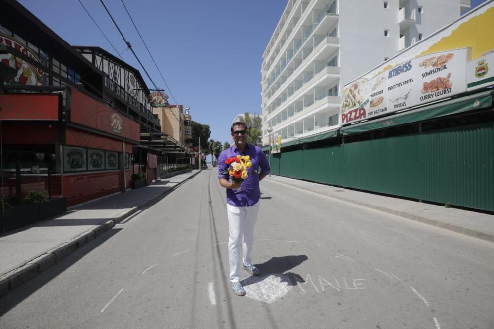 Llegada de los primeros turistas del plan piloto a los hoteles de la Platja de Palma.