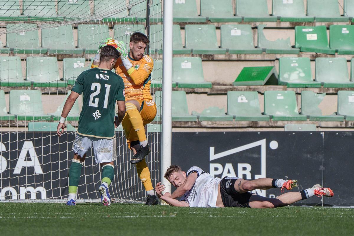 Fotogalería | El derbi Mérida-Cacereño, en imágenes