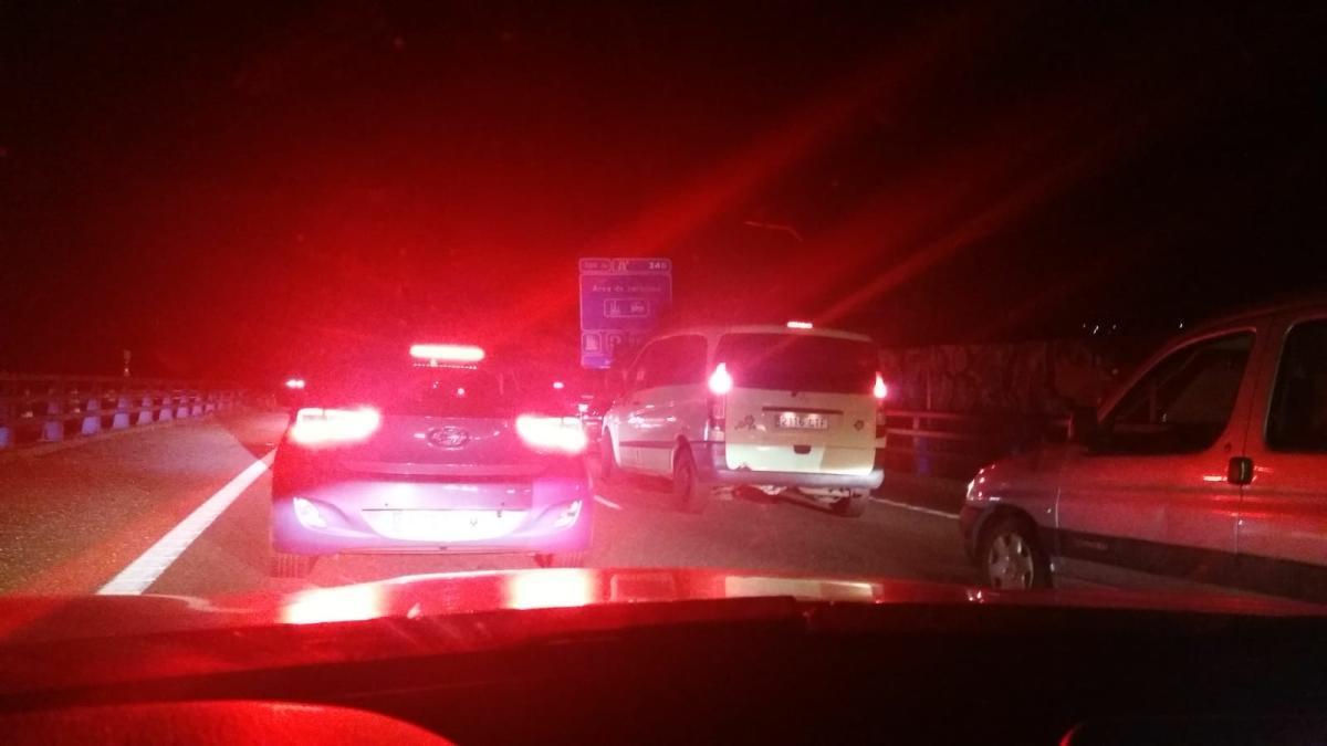 La vuelta de las playas genera un monumental atasco de más de 13 kilómetros en la autovía del Cantábrico