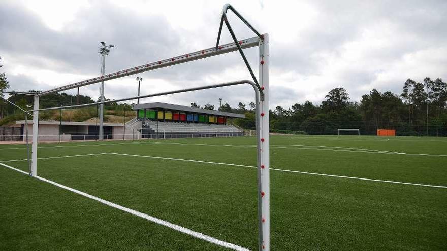 Campo de fútbol de O Buelo, en Moraña, cuya remodelación es objeto de investigación. // Gustavo Santos