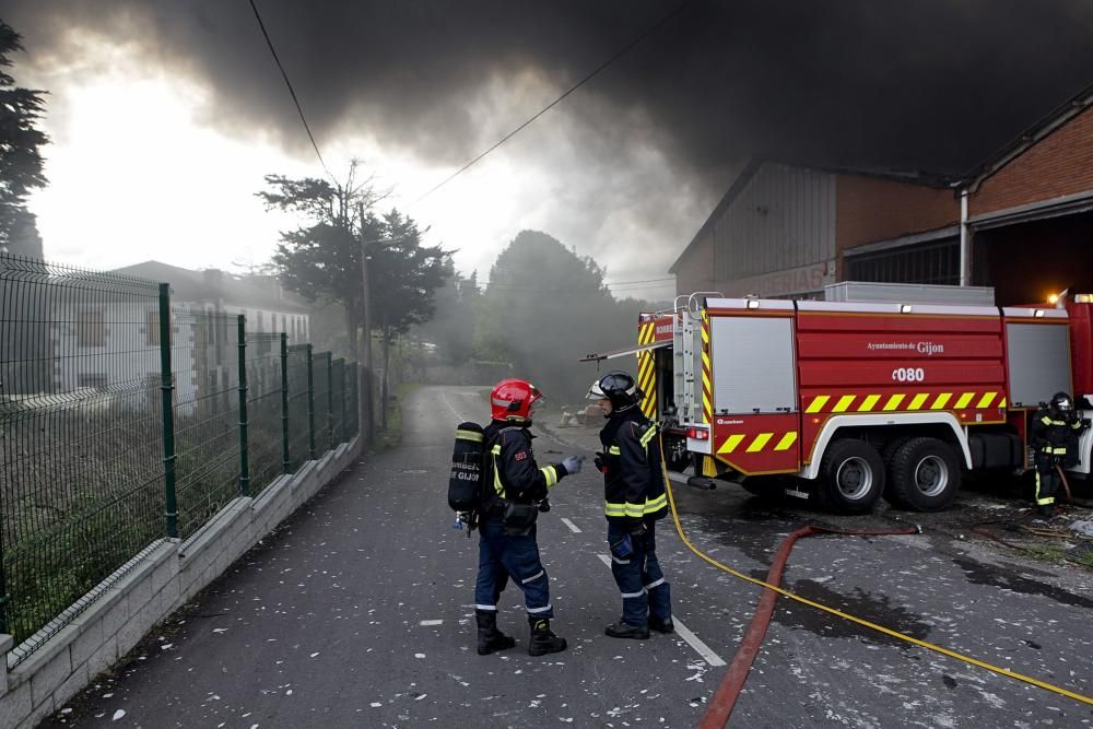 Arde una nave industrial abandonada en un polígono de Gijón