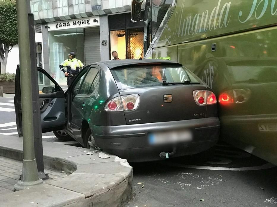 Colisión entre un coche y una guagua en Mesa y López