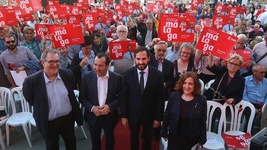 Daniel Pérez, arropado por cargos socialistas y militantes, en el Colegio Gibraljaire.