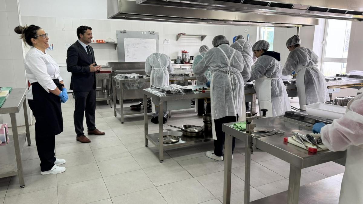 José Ramón Romero, en la visita al alumnado del curso de pescadería.