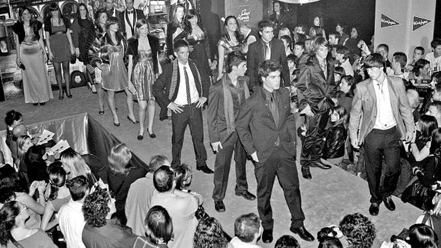 El desfile final de la fase local de Vigo del Concurso Joven Moda Galicia 2008, celebrado ayer en una discoteca de Samil.
