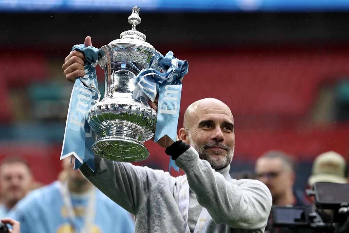Guardiola levanta la FA Cup, su último título conquistado con el Manchester City