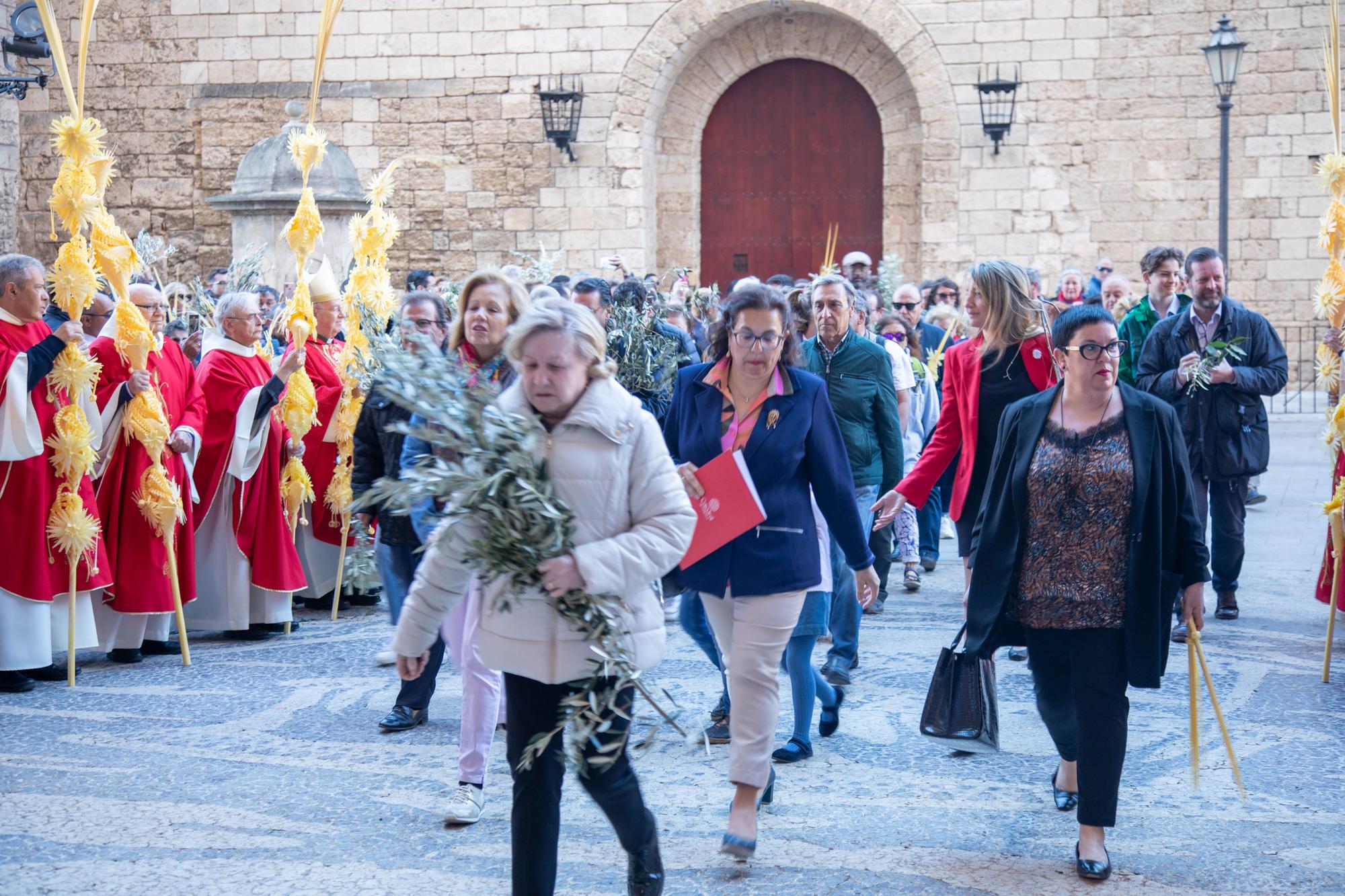 El obispo de Mallorca, Sebastià Taltavull, da el ‘sus’ al Domingo de Ramos, con la la bendición de los ramos y una misa en la Seu