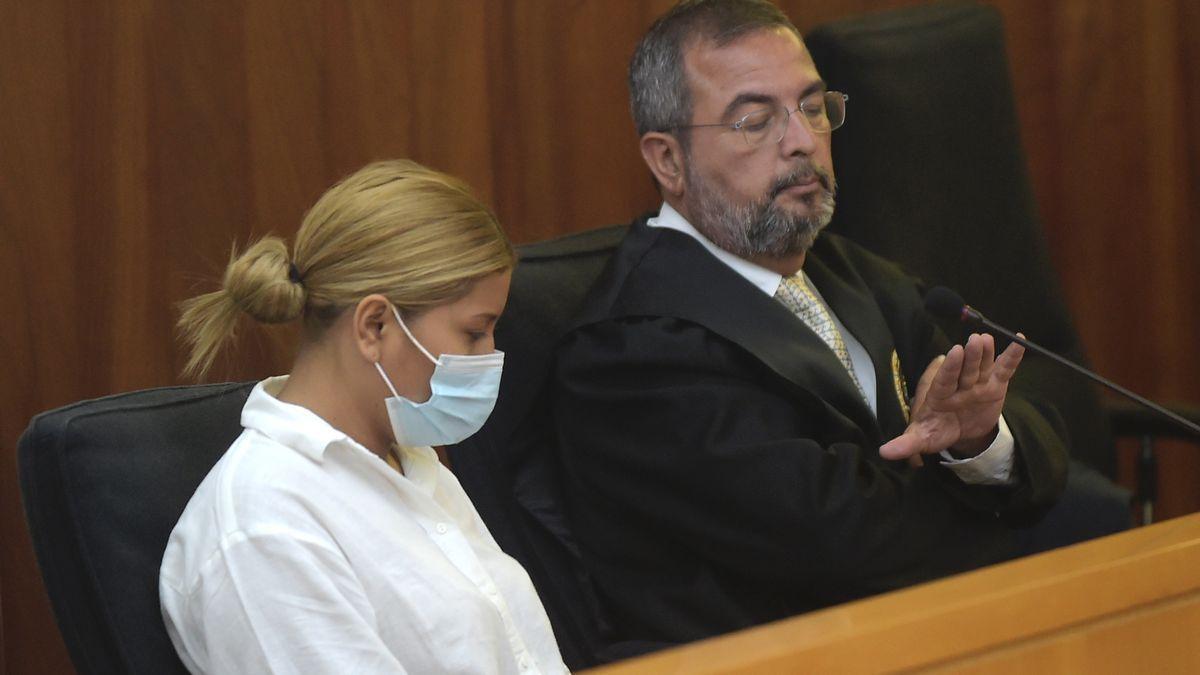 Sofía, junto a su abogado, en el juicio.