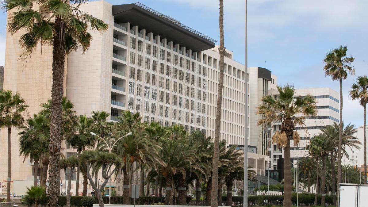 Fachada del Hospital Insular de Gran Canaria, en una imagen de marzo