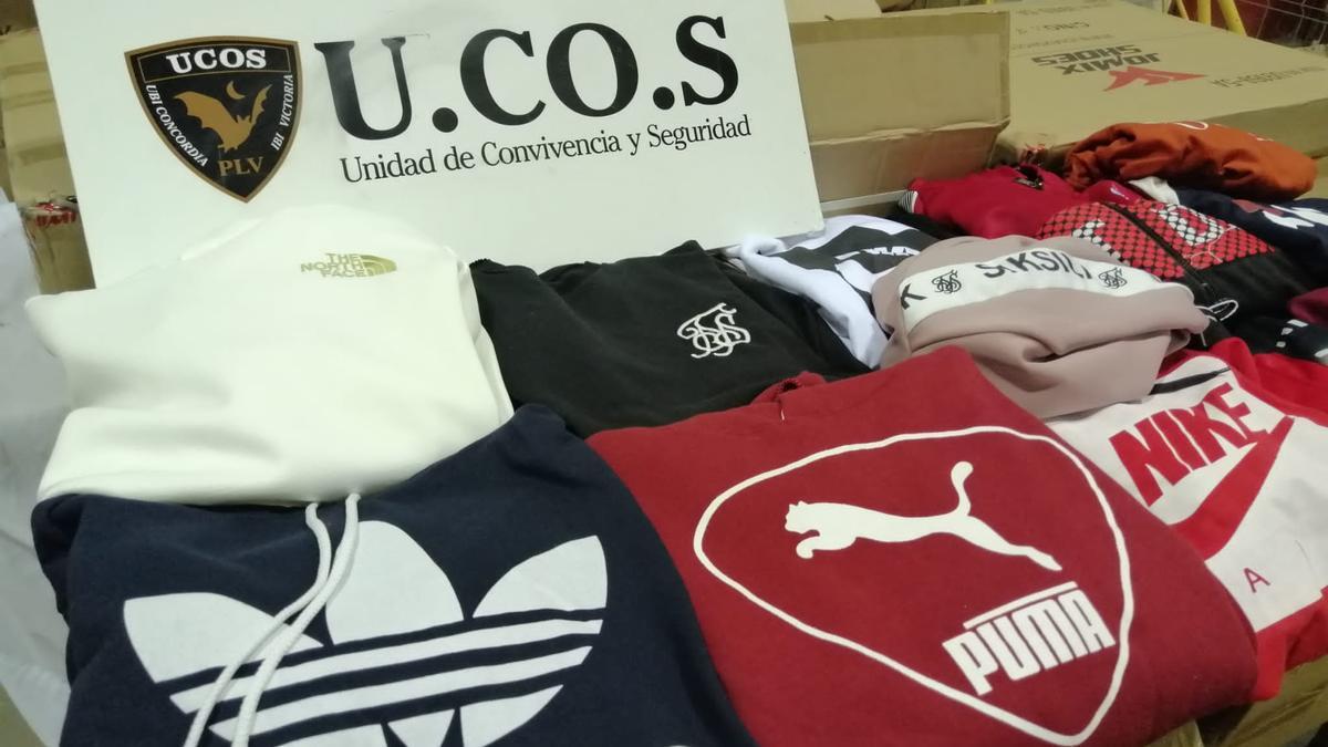 Ropa de deporte falsa que se vendía en una tienda de València y confiscada por la Policía Local