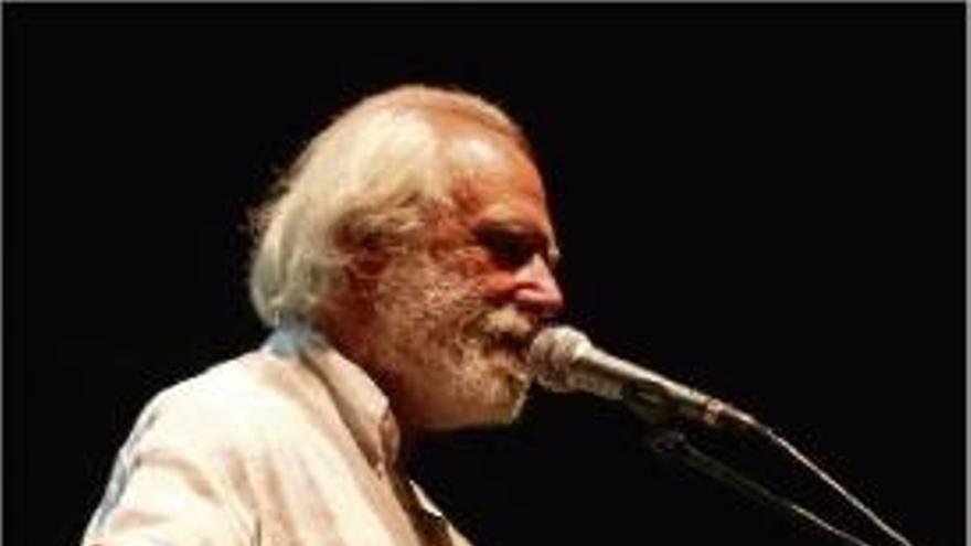 Moustaki en concert l&#039;estiu del 2003 al festival de Cap Roig.