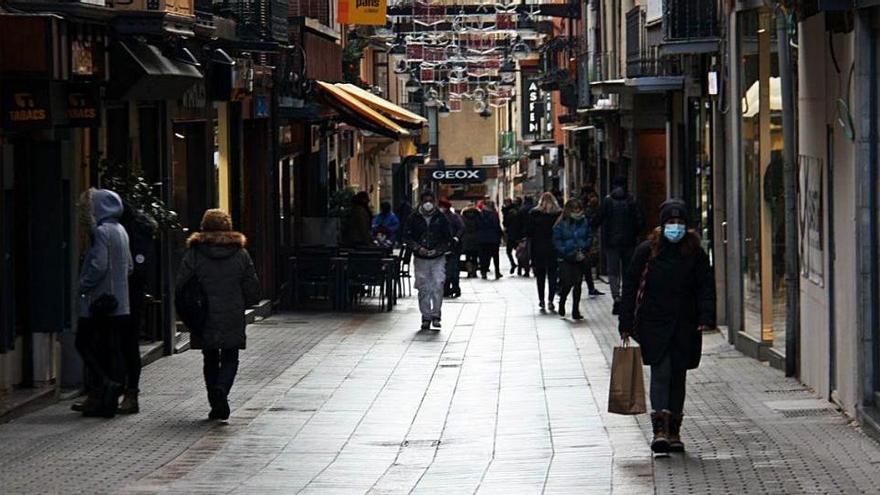 Gent passejant pel carrer Major de Puigcerdà, a principi de mes |