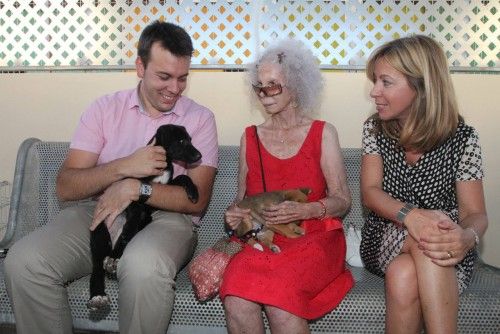 La duquesa de Alba adopta un cachorro de la perrera de Ibiza
