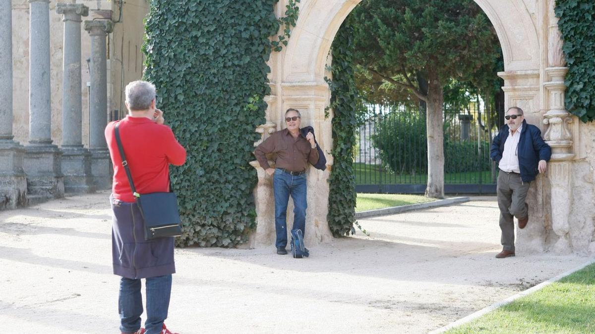 Dos personas haciéndose una foto en Zamora. | LOZ