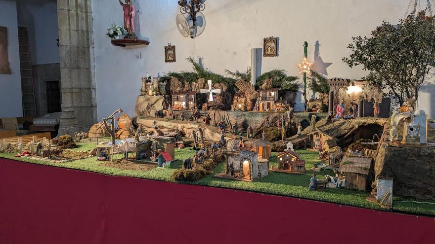 La iglesia Santa María Magdalena de Holguera exhibe un belén navideño con figuras en movimiento