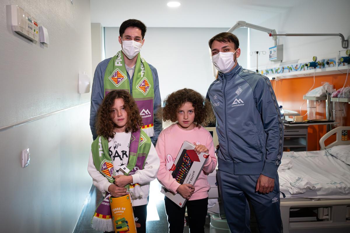 Ernesto y David Peña posan junto a dos niñas en Son Espases.