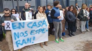 Trabajadores expertos en educación de menores marginados de Badajoz se concentran por la muerte violenta de una de sus compañeras. 
