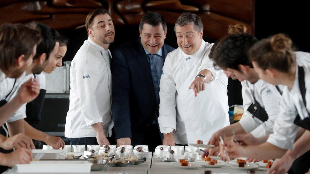 Jordi, Josep y Joan Roca, con el equipo de El Celler de Can Roca.