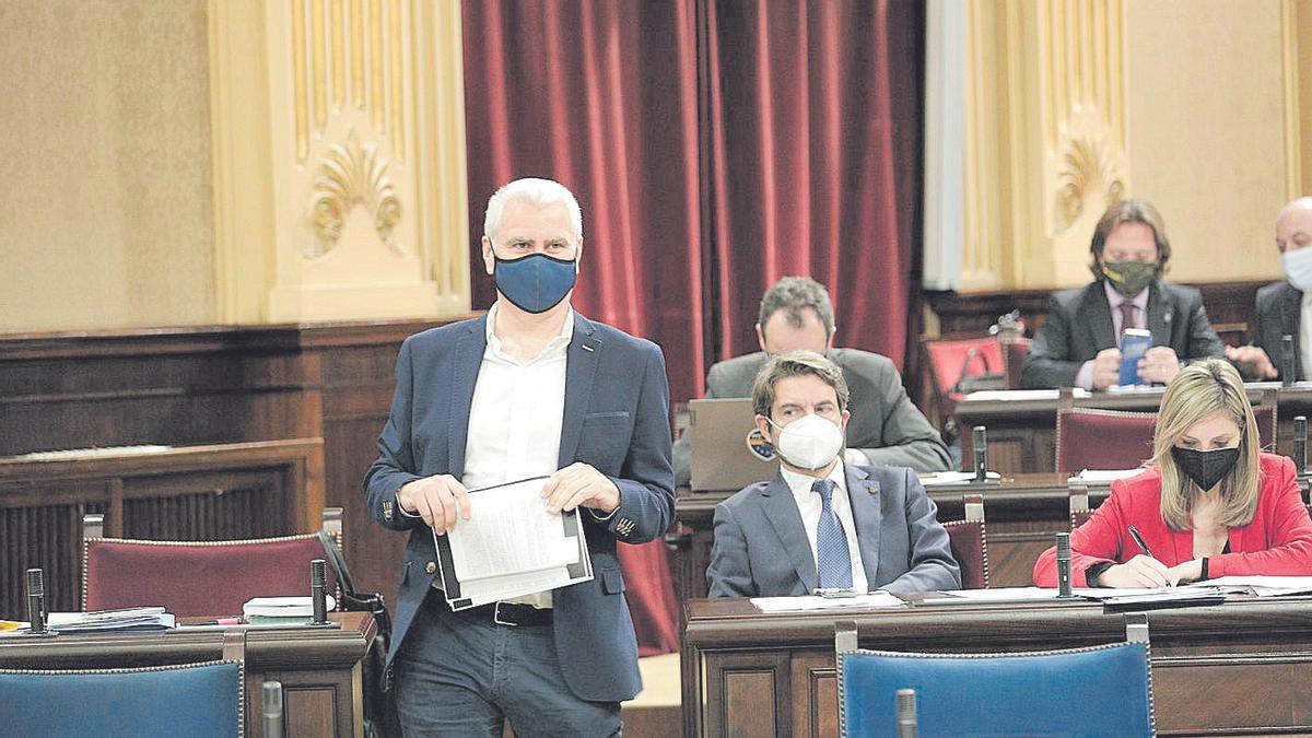 El promotor del recurso, Josep Melià (El Pi), se levanta para intervenir. Al fondo, los diputados de Vox.