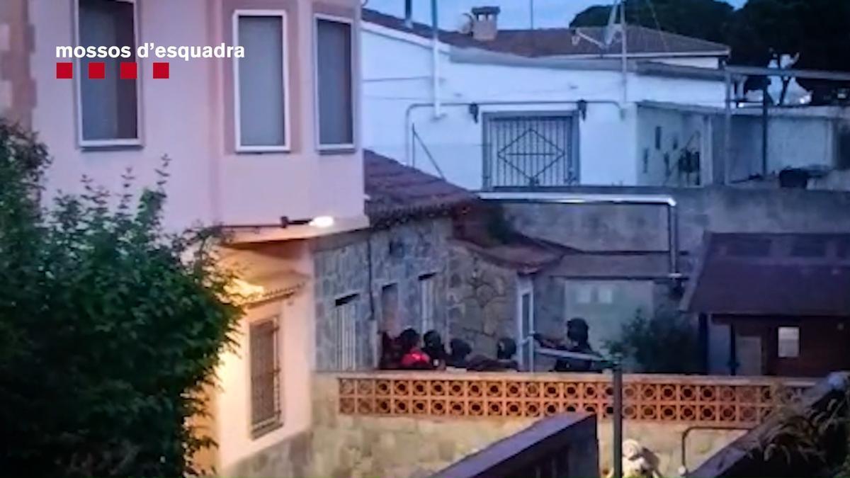 Dos detinguts per estafar més de 14.600 euros amb mòbils i targetes bancàries robades a Barcelona