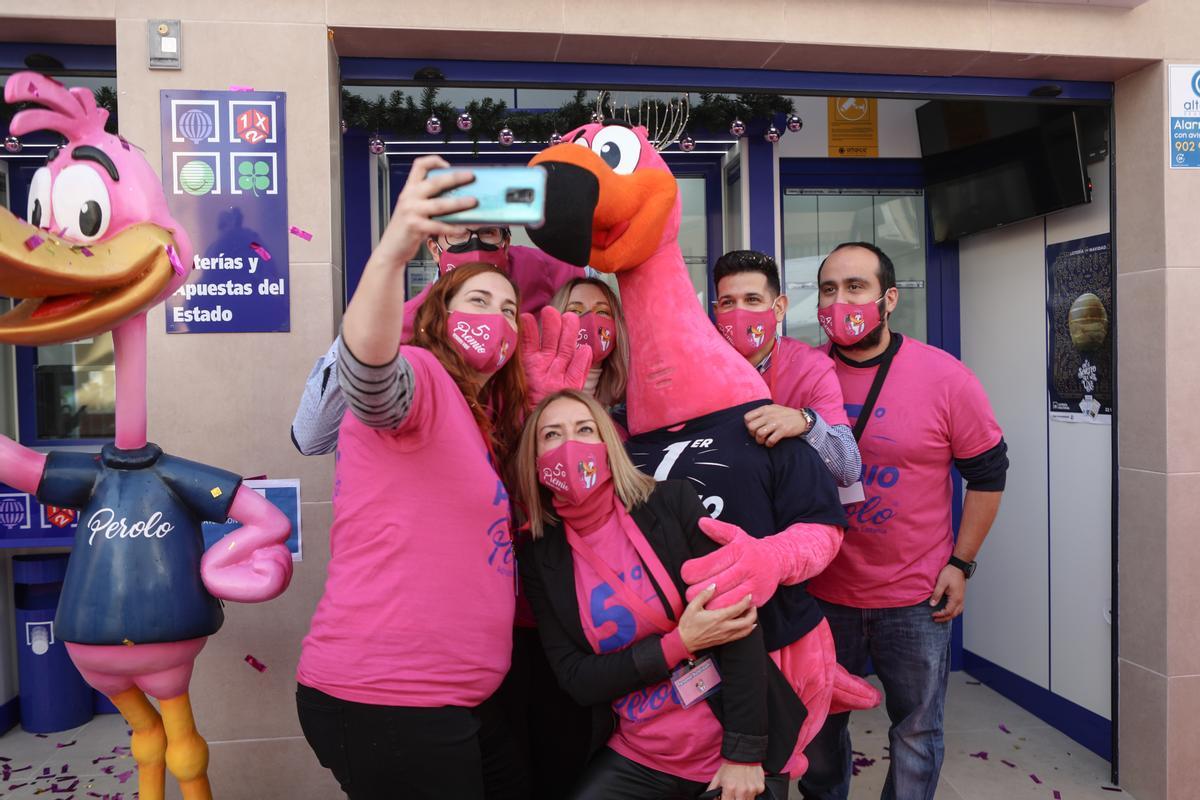 Lotería de Navidad 2021:  'El Perolo' de San Pedro del Pinatar reparte miles de euros