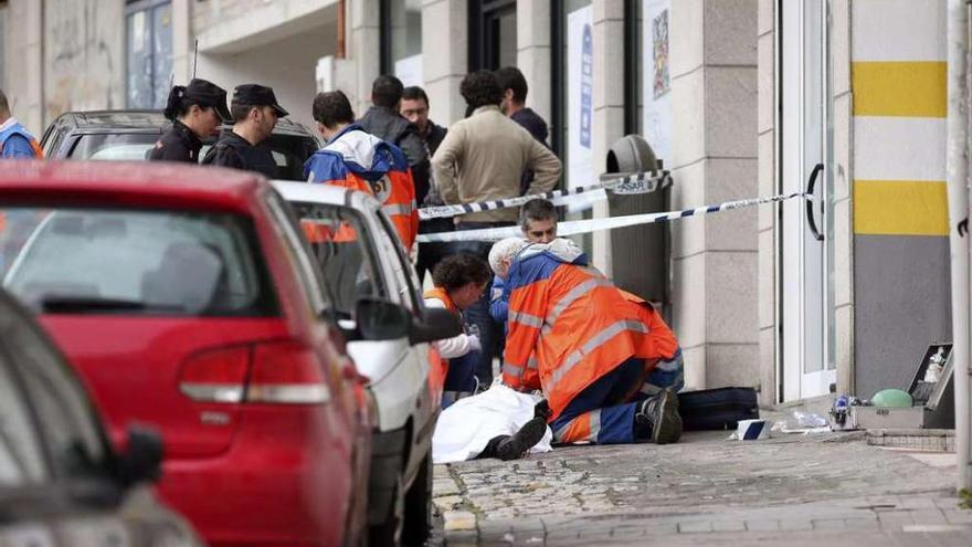 Imagen de los momentos posteriores al atraco de la semana pasada en la sucursal bancaria de Vigo. la opinión