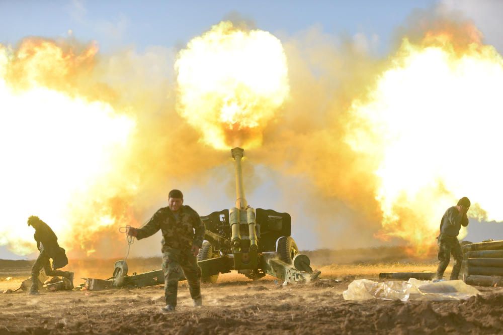 Miembros de Hashid al Shaabi bombardean las posiciones militares del Estado Islámico en el oeste de Mosul, Iraq.