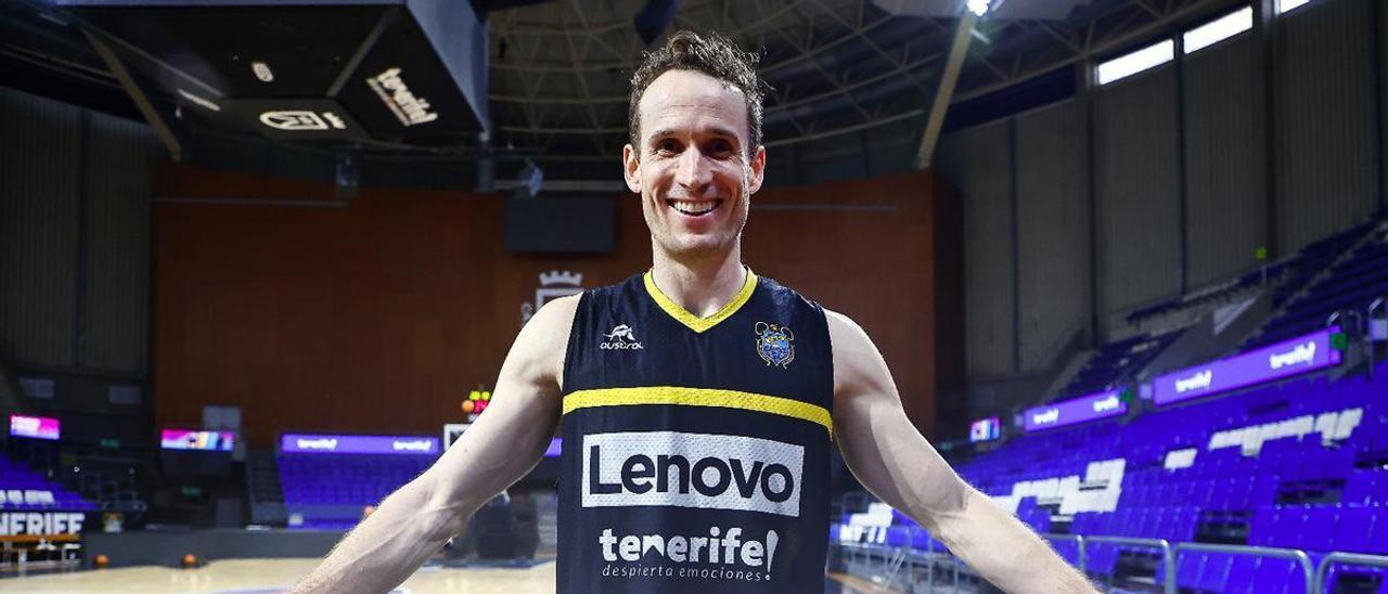 Marcelinho Huertas con los números alusivos a sus mil partidos en España.