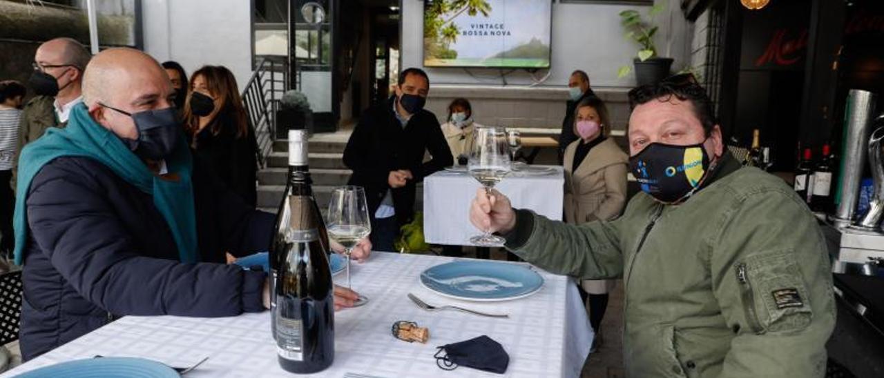 En primer término, Javier Vázquez y Juan Casas; al fondo, Santiago García  y Jéssica Heres.