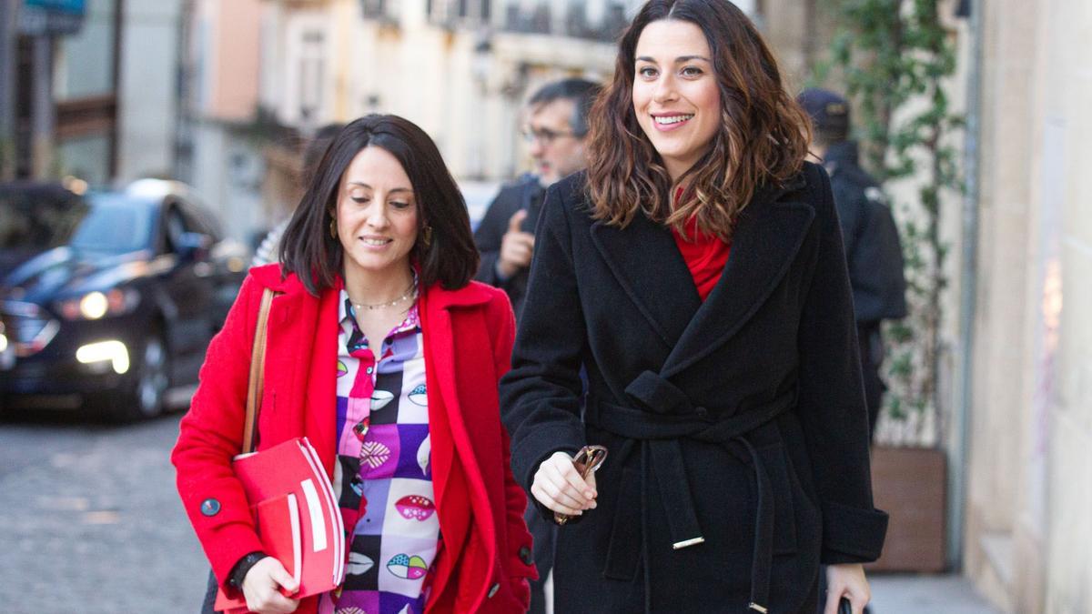 Rebeca Torró y Aitana Mas entrando en el MACA antes del Consell.